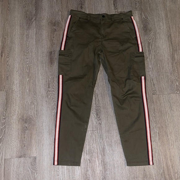 ATHLETA Summit Cargo Pant Olive Green Stripe Relaxed Fit Pants Size 8 - Picture 2 of 7